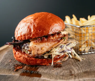 Burger Caracatiţă (NOU) cu cartofi pai și sos — Burgeri, Artisan 19 Alba Iulia