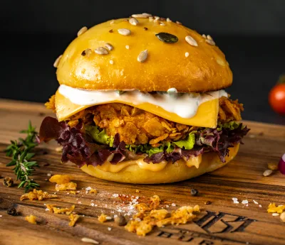 Pui, dar Crispy cu cartofi pai și sos — Burgeri combo preț, Artisan 19 Alba Iulia