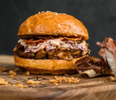 Ribbs Burger cu cartofi pai și sos — Burgeri combo preț, Artisan 19 Alba Iulia