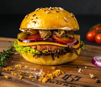 Vegan cu gust cu cartofi pai și sos — Burgeri combo preț, Artisan 19 Alba Iulia