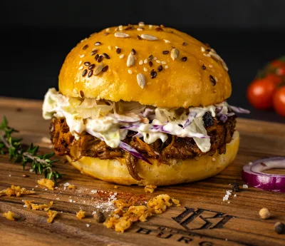 Vestitul Pulled Pork cu cartofi pai și sos — Burgeri combo preț, Artisan 19 Alba Iulia